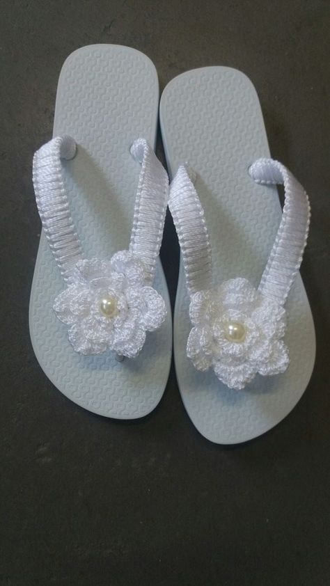 Crochet Flip Flop Pattern, Sandal Rajut, Crochet Flip Flops, Decorating Flip Flops, Wedding Flip Flops, Crochet Shoes Pattern, Crochet Boots, Crochet Sandals, Designer Slippers