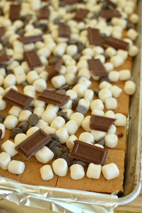 Graham Cracker Smores, Graham Cracker Bars, No Bake Candy, Homemade Smores, Smores Bar Recipe, Graham Cracker Toffee, Easy Smores, Brown Sugar Butter, Cracker Candy