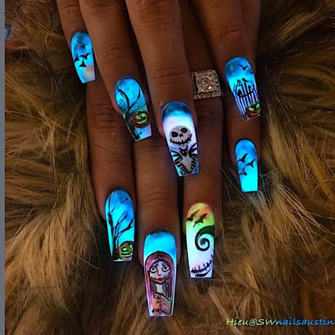 glow in the dark nightmare before christmas nails Before Christmas Nails, Nightmare Before Christmas Nails, Disney Acrylic Nails, Nail Art Halloween, Holloween Nails, Halloween Acrylic Nails, Cute Halloween Nails, Halloween Tattoo, Glow Nails