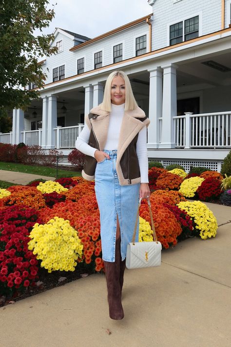 Leather Shearling Vest Outfit, White Fur Vest Outfit Ideas, Leather Fur Vest Outfit, Faux Leather Vest Outfit, White Fur Vest Outfit, Shearling Vest Outfit, Fur Vest Outfit Ideas, Fall Midi Skirt Outfit, Sherpa Vest Outfit