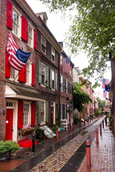 The Oldest Residential Street in America: Elfreth's Alley in Philadelphia, Pennsylvania Elfreth's Alley Philadelphia, Philadelphia Trip, Philadelphia Things To Do, Pretty Streets, Philadelphia Street, Historic Philadelphia, Visit Philly, Visit Philadelphia, Pennsylvania Travel