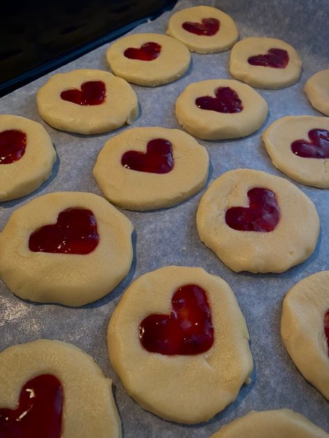 sugar cookies with a heart shaped jam on top of it Date Night Deserts, Cookie Date Night, Couple Baking Ideas, Wlw Fall Dates, Couples Baking Ideas, Baking Ideas With Friends, Baking Date Couple, Baking Date Aesthetic, Baking Date Night