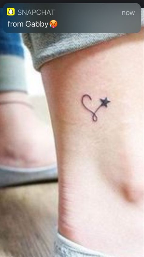 Mum Tattoo, Small Star Tattoos, Herz Tattoo, Star Tattoo, Geniale Tattoos, Cute Tattoos For Women, Sister Tattoos, Dream Tattoos, 문신 디자인