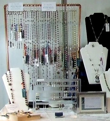 diy-display-stand-for-rosary-beads- Rosary Display, Jewelry Station, Diy Jewelry Hanger, Festival Crafts, Diy Necklace Display, Necklace Displays, Jewerly Displays, Pearl Party, Jewelry Display Cards