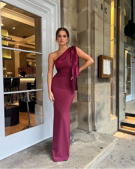 Burgundy Dress Outfit, Dresses For Women Wedding, Winter Wedding Attire, Winter Wedding Guest Dress, Burgundy Maxi Dress, Classy Prom Dresses, Grey Maxi, Fall Wedding Guest Dress, Grey Maxi Dress