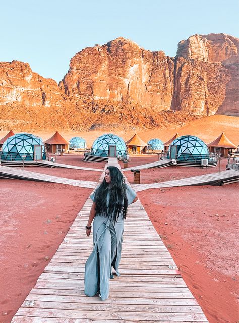 Wadi Rum Photo Ideas, Wadi Rum Jordan, Petra Jordan, Wadi Rum, Jordan Outfits, Luxury Camping, Travel Blogger, Egypt, Travel Photography