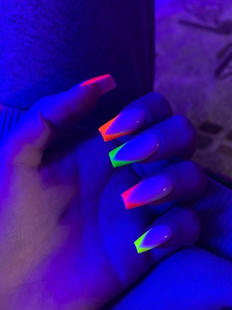 Glow In The Dark Birthday Party Invitations, 80s Theme Pool Party, Glow Party Nails, Neon 18th Birthday Party, Black Light Birthday Party, Neon Party Nails, Neon Birthday Nails, Sweet 16 Neon Party Ideas, Glow Nails Design