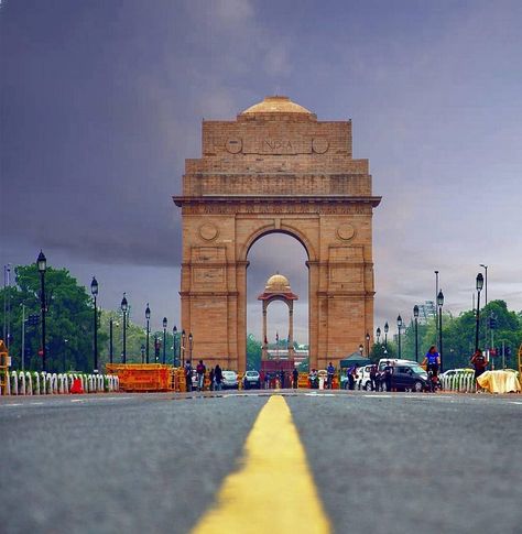 India Gate is one of most popular monuments of our country. And it goes without mentioning that it is also the face of Delhi. Delhi as a picture is made of India Gate, Qutab Minar, Bahai Temple and the likes. However, apart from just being the face of Delhi, a monument, a landmark and a picnic site, it has a meaningful history. Let us take a look at some of the interesting facts that everyone would like to know about India Gate. Historical India, About India, Independence Day Images, India Gate, Amazing India, Blurred Background Photography, Blur Background Photography, Desktop Background Pictures, India Facts