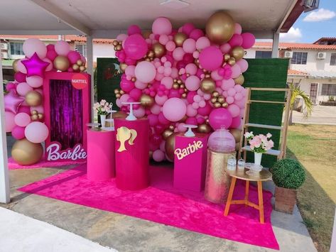 Barbie Themed Birthday Party Outfit, Barbie Backdrop Birthday Party Ideas, Barbie Baby Shower Ideas, Black Barbie Birthday Party, Barbie Decorations Birthday, Festa All Pink, Adult Barbie Birthday Party, Barbie Birthday Party Decorations, Barbie Dessert Table