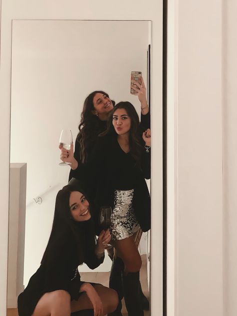 dea for mirror pics with friends Idea For Mirror, Mirror Selfie Poses Standing, Full Length Mirror Selfie, Mirror Pics With Friends, Mirror Selfie With Friends, Selfie With Friends, Poses Standing, Pics With Friends, Mirror Selfie Poses