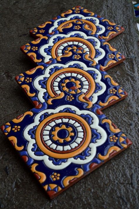 Mexican artisan home decor ideas enliven your living spaces with bold hues, sumptuous textures, and cultural relevance. These handcrafted items highlight the talent of regional artists and are based in Mexico's rich tradition. Any area gets a vivid touch when Talavera pottery is incorporated because of its bright hues and unique patterns. Mexican Tile Floors, Talavera Tile Kitchen, Mexican Kitchen Ideas, Spanish Craftsman, Mexican Tile Bathroom, Talavera Backsplash, Spanish Style Tile, Modern Mexican Home Decor, Hacienda Decor