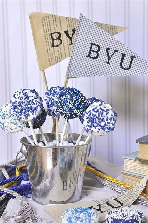 Class Reunion Idea - Easy DIY Chocolate Dipped Oreos in your school colors. Fun centerpiece and treat! Aesthetic Graduation Party, Grad Party Food, Graduation Party Desserts, Trunk Party, Senior Graduation Party, Graduation Party Foods, Graduation Party Diy, Graduation Party Planning, Graduation Party Ideas