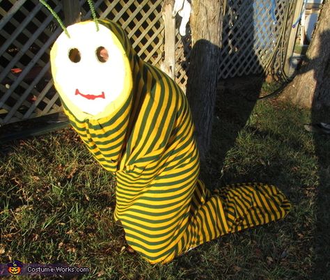 The Worm Costume Worm Costume, Masculine Makeup, Weird Costumes, Pickle Costume, Bad Halloween Costumes, Worm Moon, 2015 Halloween Costumes, Bug Costume, Science Camp