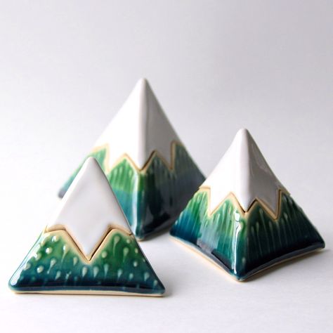 Mountain Boxes glazed in Deep Sea Blue & Emerald Green Diy Keramik, Clay Box, Slab Ceramics, Sculptures Céramiques, Ceramic Boxes, Slab Pottery, Hand Built Pottery, Pottery Classes, Ceramics Projects