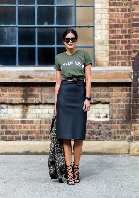 73 Styling Hacks to Steal From the Street Style Down Under Rok Midi, Rok Outfit, Mode Retro, Skirt Diy, Street Style 2016, Australia Fashion, 여름 스타일, Cooler Look, Stil Inspiration