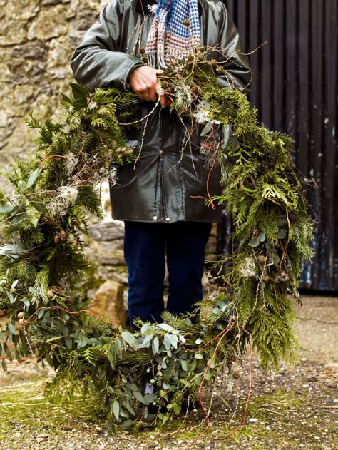 How to make a Christmas wreath Huge Christmas Wreath, Christmas Wreath Photo, Make A Christmas Wreath, Christmas Wreath Frames, Homemade Christmas Wreaths, Natural Christmas Wreaths, Home Entry, Moss Wreath, Christmas Luxury