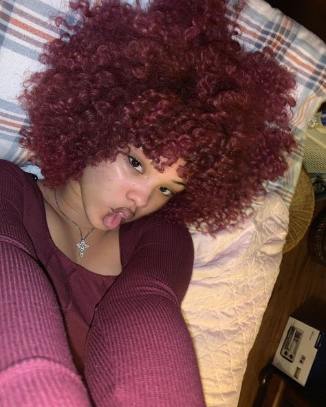 Dyed Curly Hair, Wine Red Hair, Red Curly Hair, Cute Curly Hairstyles, Dyed Hair Inspiration, Colored Curly Hair, Dyed Natural Hair, Black Curly Hair, Natural Hair Styles Easy