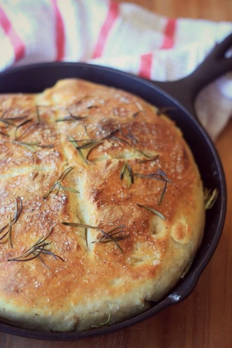 خبز فرنسي, Skillet Bread, Pane Dolce, Iron Skillet Recipes, Cast Iron Skillet Recipes, Cloud Bread, Cast Iron Recipes, Bread Baker, No Knead Bread