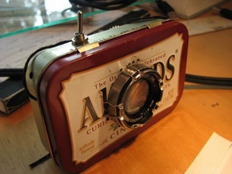 altoids-pocket-projector  http://hackaday.com/2012/03/17/diy-film-projector-fits-in-the-palm-of-your-hand/# Tin Projects, Pocket Projector, Film Projector, Altoids Tin, Altoid Tin, Diy Gadgets, Altoids Tins, Diy Tech, Mini Projector