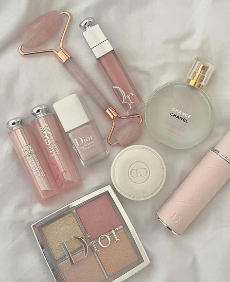 Trucco Glam, Rosa Make-up, Koleksi Makeup, Dag Make Up, Dior Lip Glow, Flot Makeup, Makeup Bag Essentials, Gelang Manik-manik, Smink Inspiration