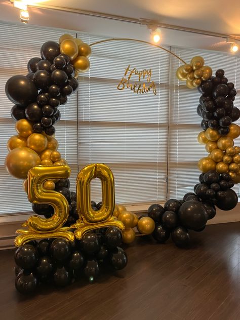 Black White And Gold Backdrop Ideas, 75th Birthday Backdrop Ideas, Black White And Gold Backdrop, Black And Gold Balloon Backdrop, 50th Balloon Decorations, Black And Golden Birthday Decoration, Round Balloon Garland, Round Backdrop Ideas, Black And Gold Birthday Backdrop