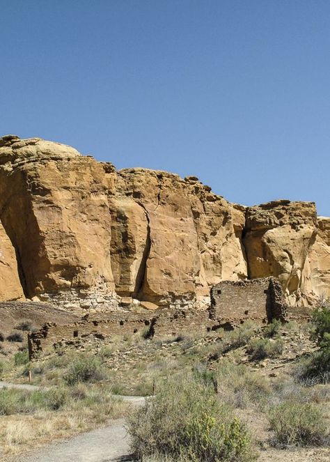 Chaco Canyon National Historic Site in a remote part of northern New Mexico. The remainder of buidlings of the Anazazi culture, built over 1,000 years ago are set against the high rock formations of the area. Chaco Canyon New Mexico, Honor Ancestors, Chaco Canyon, Pueblo Indians, Northern New Mexico, Aztec Ruins, Taos Pueblo, The Ancient One, Sacred Places