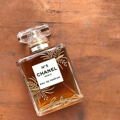 Perfume Engraving, Calligraphy Portfolio, Custom Champagne Bottle, Savannah Art, Perfume Chanel, Perfume Art, Engraving Ideas, Glass Engraving, Portfolio Inspiration