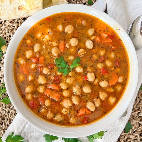 Classic Spanish Chickpea Soup | Quick & Easy ONE-POT Recipe Garlic Flatbread Recipe, Garbanzo Bean Soup, Garlic Flatbread, Pinto Bean Soup, Soup Quick, Spanish Kitchen, Garbanzo Bean, Dinner Favorites, Chickpea Soup