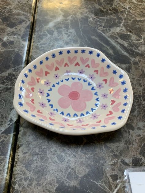 luna lovegood aesthetic harry potter Margarita Glass Pottery Painting, Preppy Pottery Ideas, Pottery Painting Heart Dish, Pottery Inspo Bowls, Pottery Painting Ideas Valentines, Pottery Flower Painting, Small Plate Pottery Painting, Heart Pottery Ideas, Mamma Mia Pottery Painting