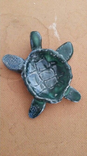 Combined Pinch Pot Ideas, Turtle Pottery Ideas, Turtle Pinch Pot, Pinch Pot Sculptures, Pottery Pinch Pots Ideas, Ceramics Pinch Pot, Pinch Pot Animal, Cute Pinch Pots, Turtle Pottery Painting