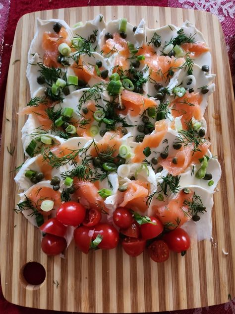 Cream Cheese board with Smoked Salmon Butter Bord, Smoked Salmon Board Ideas, Salmon Cream Cheese Board, Charcuterie Board Smoked Salmon, Cream Cheese Smoked Salmon Board, Smoked Salmon Cream Cheese Board, Cream Cheese Board, Smoked Salmon Breakfast Platter, Seafood Platters