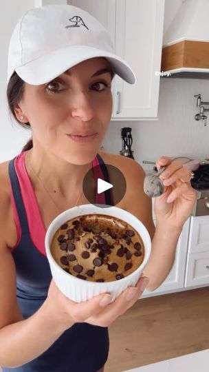 255 reactions · 64 shares | VIRAL COOKIE BAKED OATMEAL 🍪
• @lindsay.keosayian 

Literally tastes like cake, even though there’s no dairy, gluten, or refined sugar. It’s also a single serving, so no need to share 😉

Ingredients:
- ½ cup rolled oats (I used gluten-free)
- ½ banana (the riper, the better, since this adds sweetness)
- 1 egg
- ¼ cup milk of choice
- Pinch of sea salt
- ¼ tsp baking soda
- Dark chocolate chips
- Optional: 1-2 tsp raw honey or pure maple syrup

Instructions:
1. Blend all your ingredients (except chocolate chips) until well combined.
2. Pour the mixture into a greased ramekin or oven-safe dish.
3. Add dark chocolate chips on top.
4. Bake at 350°F for 20 minutes or until a toothpick comes out clean.

Enjoy! 💕 |  | mealprepvideos · Original audio Low Sugar Low Carb Recipes, Cookie Baked Oatmeal, Lindsay Keosayian, Taco Roll, Breakfast Ring, Lentil Recipes Healthy, Healthy Breakfast Snacks, Banana Dessert Recipes, Single Serve Desserts