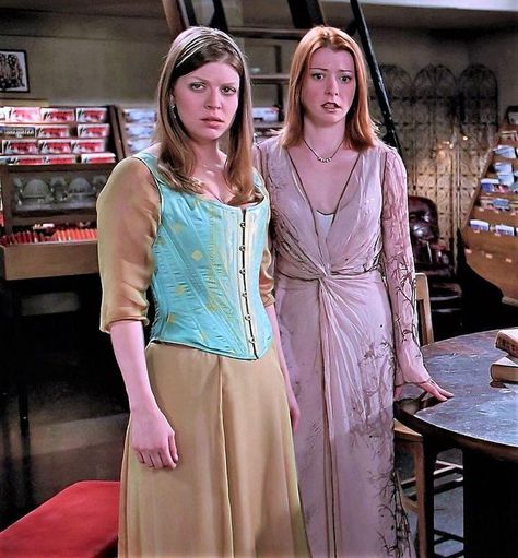 Willow and Tara in Buffy Tara Maclay Outfit, Tara Outfits, Willow And Tara, Buffy Fashion, Tara Maclay, Buffy Outfits, Amber Benson, Tv Characters Outfits, Flippy Hair