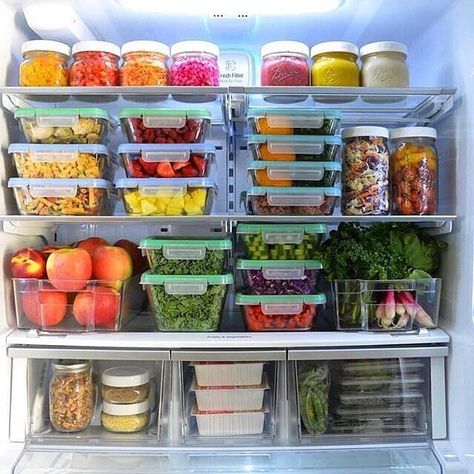 Tired: ASMR. Wired: Perfectly arranged produce. Fridge Containers, Recipe Development, Healthy Fridge, Desain Pantry, Organisation Ideas, Chop Chop, Store Hacks, Kitchen Organization Pantry, Fruit Shop