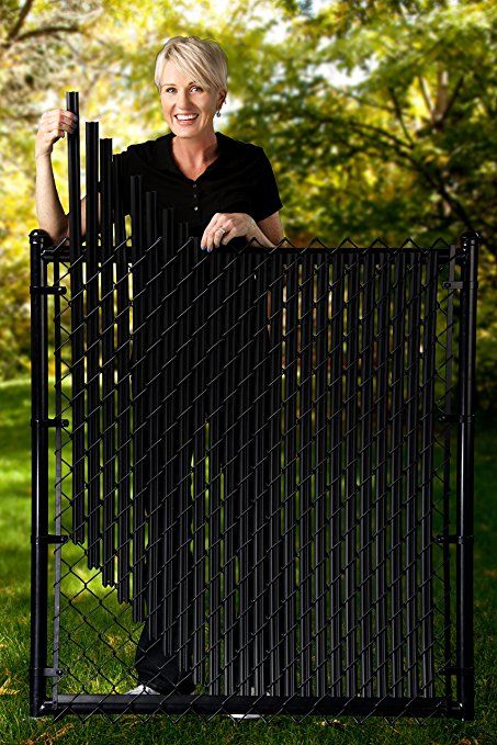 Painted Chain Link Fence, Chain Link Fence Cover, Chain Link Fence Privacy, Black Chain Link Fence, Chain Fence, Backyard Fence Decor, Black Fence, Fence Slats, Fence Landscaping