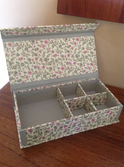 Sara tiene una  de esas mentes inquietas y creativas , que no descansan ni dormidas. Adora la decoración, los objetos antiguos, la restaurac... Carton Diy, Craft Paper Storage, Fabric Covered Boxes, Cardboard Box Crafts, Diy Storage Boxes, Fabric Boxes, Handmade Box, Diy Gift Box, Diy Cardboard