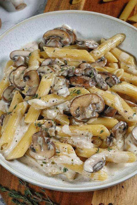 nudeln-mit-pilzen Sommer Mad, Fusilli Pasta, Creamy Mushroom Sauce, Mushroom Pasta, Grandmas Recipes, Mushroom Sauce, Rigatoni, Winter Food, Food Cravings