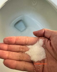 Toilet Stains, Clogged Toilet, Plumbing Emergency, Plumbing Problems, Toilet Cleaner, Table Salt, Household Cleaning Tips, Toilet Cleaning, Toilet Bowl