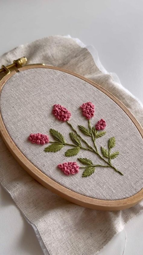 Browse 500+ embroidery patterns, hand embroidery. Hand Embroidery Stitches, Embroidery Craft, Hand Embroidery Designs. #embroidery #embroiderydesign #embroiderylibrary #handembroidery #diy Embroidery Stitches Beginner, Diy Embroidery Designs, Embroidery Stitching, Embroidery Tshirt, Hand Embroidery Patterns Flowers, Diy Embroidery Patterns, Basic Embroidery Stitches, Hand Embroidery Tutorial, Handmade Embroidery Designs