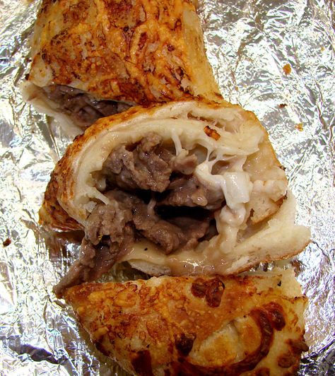 Costco (Hawaii) Food Court: Bulgogi Beef Bake - Marinated beef skirt steak in a Korean style sauce with white onions and mozzarella cheese, wrapped and baked in pizza crust topped with Caesar dressing and Parmesan cheese...oh yeah, I'm Jonesin'... Costco Appetizers, Beef Bake, Costco Food, Cabin Food, Best Freeze Dried Food, Costco Meals, Hawaii Food, Bulgogi Beef, Chicken Bake