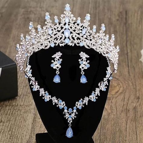 Tiara lady baby blue 🩵 el toque perfecto para tu fecha especial 👸 www.tiarasybisuteria.com Envios gratis a nivel nacional 🇨🇴 #tiarasybisuteria Quinceañera Jewelry, Quinceanera Crowns, Quince Crowns, Blue Tiara, Quinceanera Jewelry, Quinceanera Crown, Ethereal Jewelry, Quinceanera Planning, Lady Baby