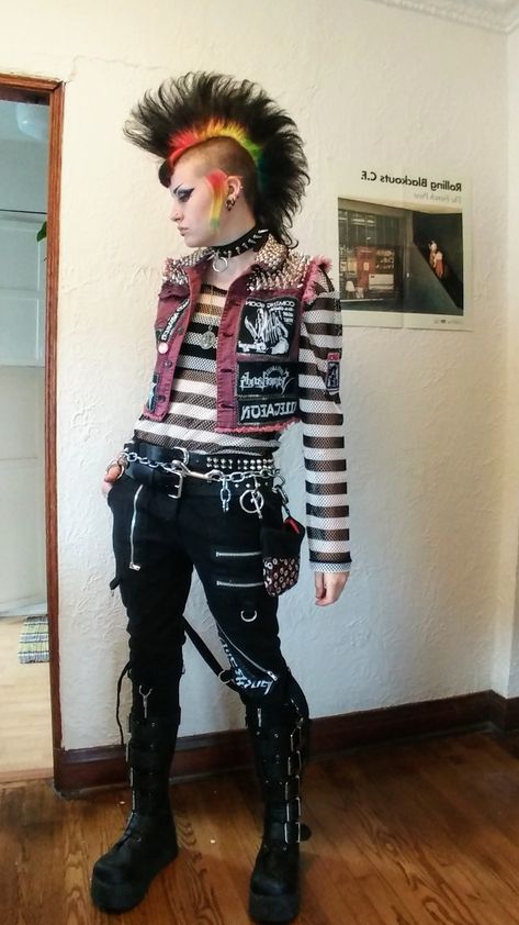 Punk Fantasy Outfit, Girl Punk Outfits, Deathrock Outfits, Punk Rock Girl Outfits, 80s Punk Girl, Rock Punk Outfit, 80s Punk Rock Fashion, Hardcore Punk Fashion, 70s Punk Fashion