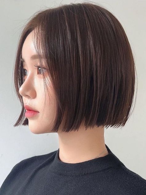 brunt Korean bob Asian Hair Bob, Short Bob Cut, Korean Short Hair, Asian Short Hair, Haircuts Straight Hair, 짧은 머리, Short Hair Haircuts, Girl Short Hair, Shaved Hair