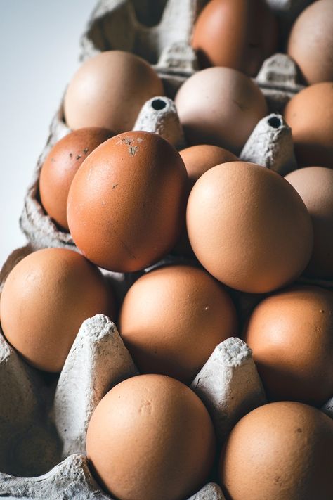 Easter Background, Dark Food Photography, Egg Photo, Background Brown, Easy Room Decor, Easter Backgrounds, Brown Eggs, Egg Box, Eggs Easter