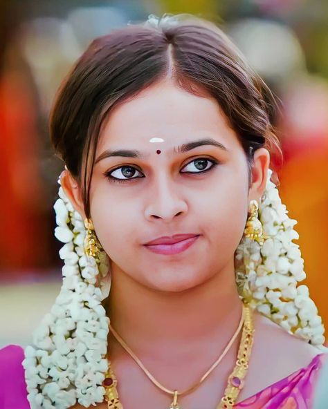 Sri Divya Hd Wallpaper, Sridivya Hd Images, Sri Divya, Bhavana Actress, Animation Wallpaper, Beauty Smile, Invitation Background, Beautiful Red Roses, Indian Brides