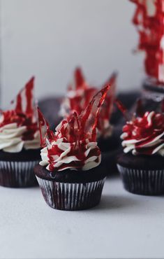 Edible Blood For Cupcakes, Edible Glass Shards, Edible Glass Recipe, Drip Cupcakes, Glass Candy Recipe, Desserts Red Velvet, Red Velvet Halloween, Broken Glass Cupcakes, Edible Blood