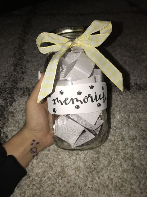 Memory Jar Ideas, Memories Jar, Friends Scrapbook, Wish Jar, Memory Diy, Memories Aesthetic, Memory Jars, Friend Scrapbook, Memory Jar