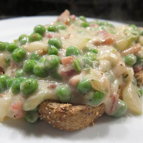 Creamed Tuna On Toast, Tuna On Toast, Creamed Tuna, Peas On Toast, Creamed Chipped Beef, Canned Tuna Recipes, Nachos Recipe Easy, Creamed Peas, Night Kids