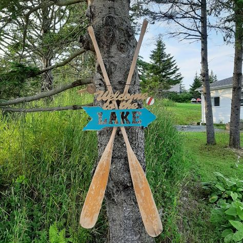 Lakeside Landscaping, Canoe Paddle Art, Boat Oars Decor, Vintage Canoe, Welcome To The Lake, Paddle Decor, Lake Landscaping, Diy Nautical Decor, Oar Decor