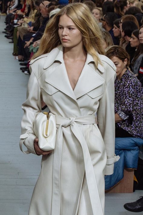 Céline SS18 pfw paris phoebe philo Cute Outfits Winter, Logos Retro, Fashion Gone Rouge, Runway Details, Phoebe Philo, Celebrity Design, Stil Inspiration, Outfits Winter, Style Crush